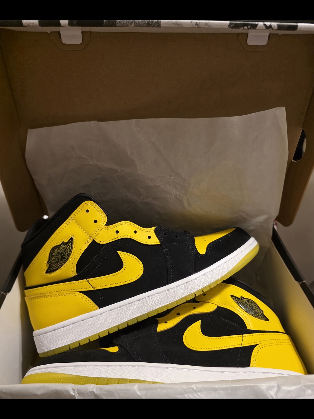 Air Jordan 1 Mid SE Black/Varsity Maize Men’s Sneakers - Picture 2 of 5
